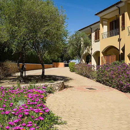 Hotel Residenze L'isola Surf House 4*